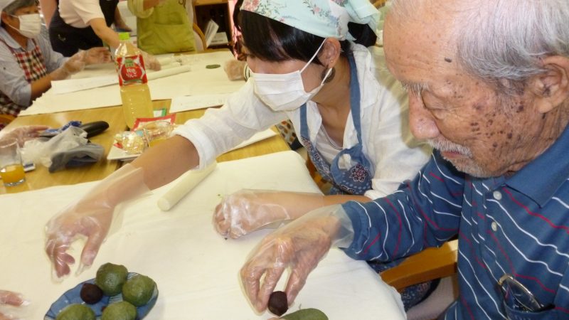 第3回認知症カフェ「たまカフェ」はあつあつ、ほっかほかのパン作りで大盛り上がり！