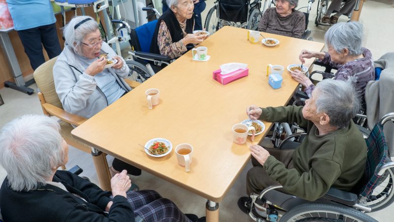 特別養護老人ホームうがた苑でご利用者と「焼きそば作り」を行いました！