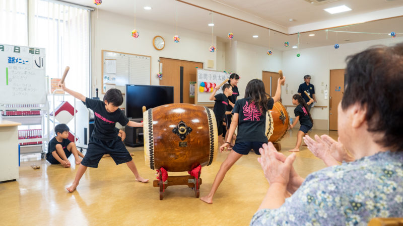 デイサービスセンター豊和で磯部太鼓、二胡の演奏が披露されました！