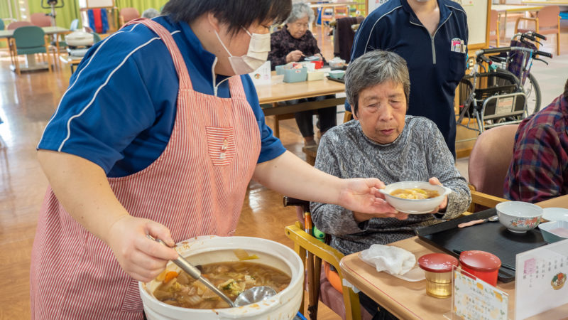 美味しい鍋で心もからだもホカホカに！志摩豊和苑で鶏団子鍋を振る舞いました。