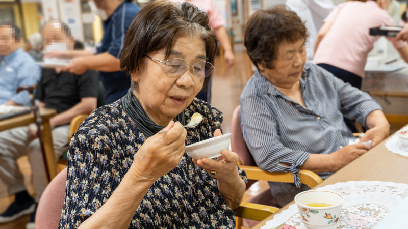 スイカの和菓子とりんごのスムージーで涼しいひととき！志摩豊和苑で茶話会を開催！