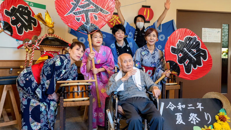 大道芸に弾き語り！うがた苑で『ユニット夏祭り』を開催しました！