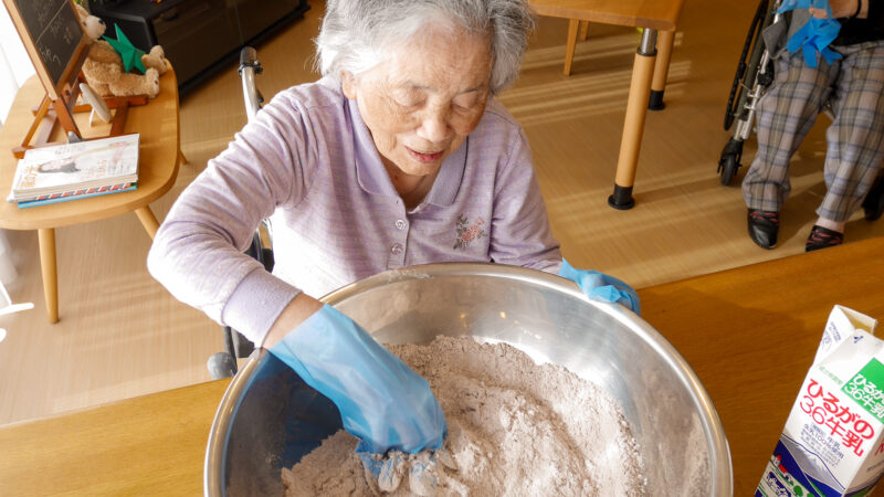 チョコがサクサク！ふわっと甘〜い♪ふたみ苑でチョコパンを作りました！