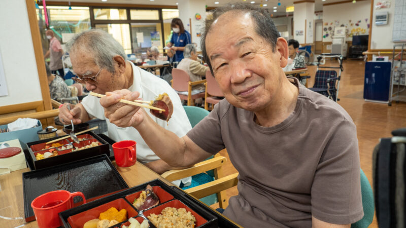 おいしい食材がいっぱい！志摩豊和苑 通所リハビリテーションで栄養部手作りの「松花堂弁当」が振る舞われました！
