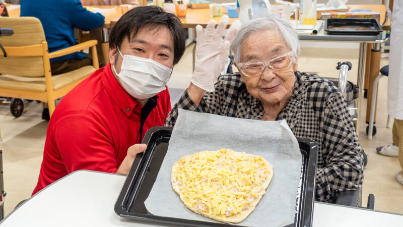 特養うがた苑で本格ピザ作り！とろ〜り伸びるチーズのピザが完成しました！