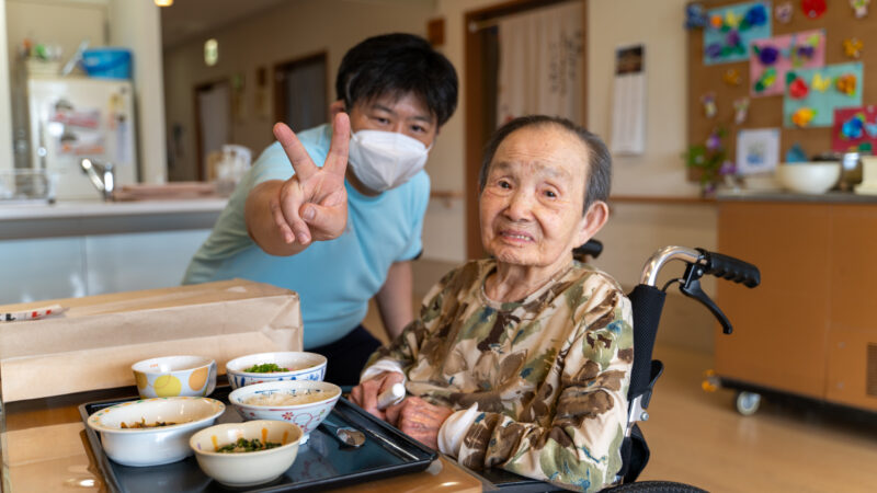 鳥羽豊和苑のユニット「たちばな」で誕生日会を開催！伊勢うどんをご提供しました。