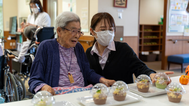 特養うがた苑で「blossom」さんのフルーツサンドとパフェの訪問販売イベント開催！