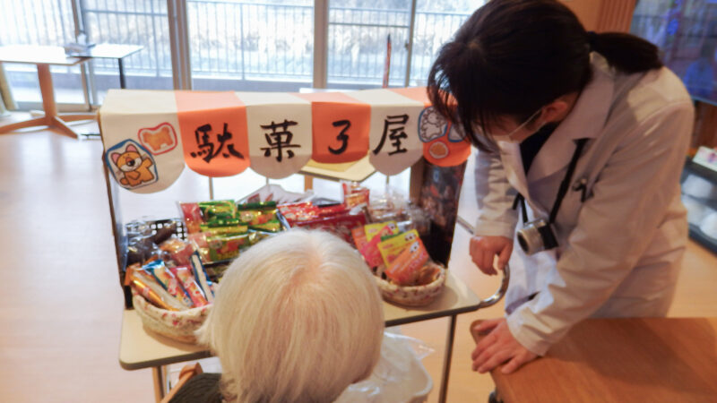 特養ふたみ苑で駄菓子販売風イベントを開催！皇学館大学の学生も実習で参加してくれました。