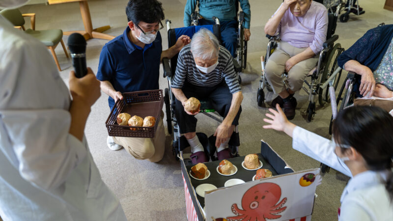 特養ふたみ苑で「たこ焼きビンゴ」と「お好み焼きゲーム」を楽しみました♪