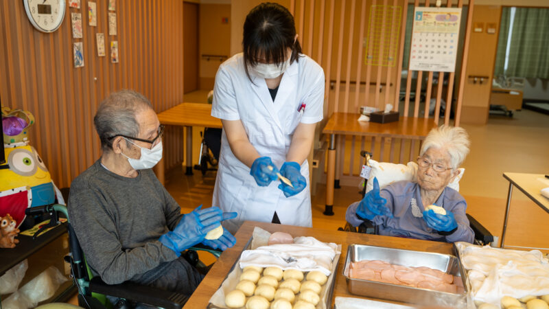 特養ふたみ苑のユニット「ペガサス」でハムコーンパン作り♪