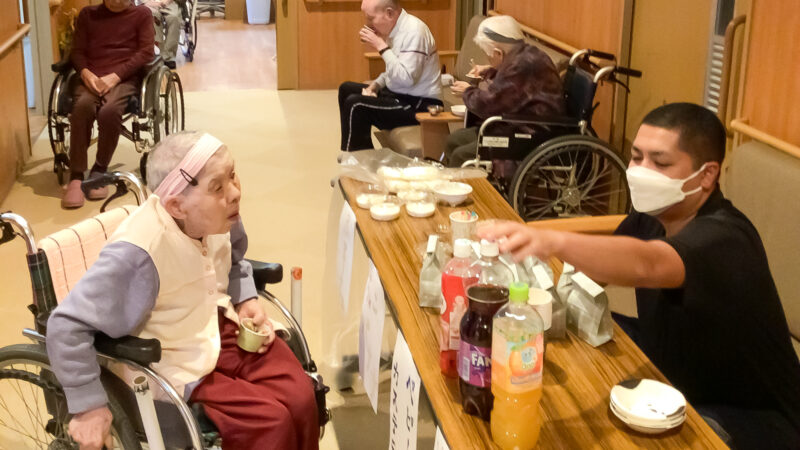 特養あらしま苑の「ひまわり」「ききょう」ユニットで夏祭りイベントを開催しました！