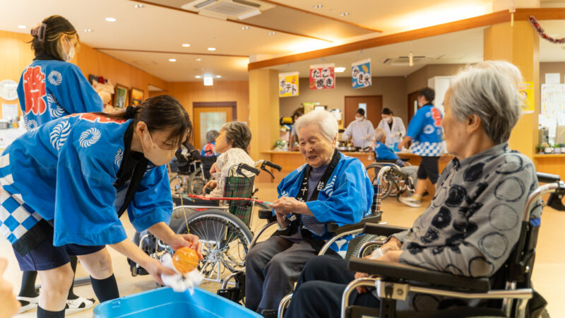 特養うがた苑で夏祭りイベントを開催！本館多床室での様子をご紹介します！