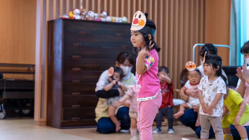 特養うがた苑の本館ユニットでGKRの園児たちが可愛らしいダンスを披露！