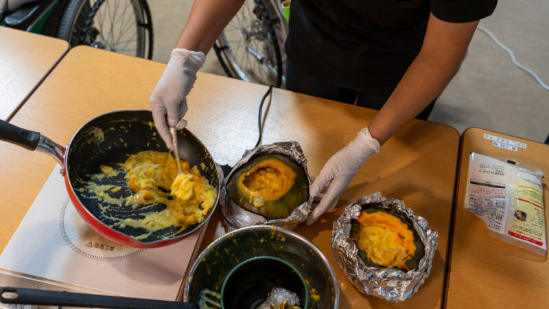 うがた苑つばめユニットで秋の味覚を楽しむ！かぼちゃグラタン作り体験