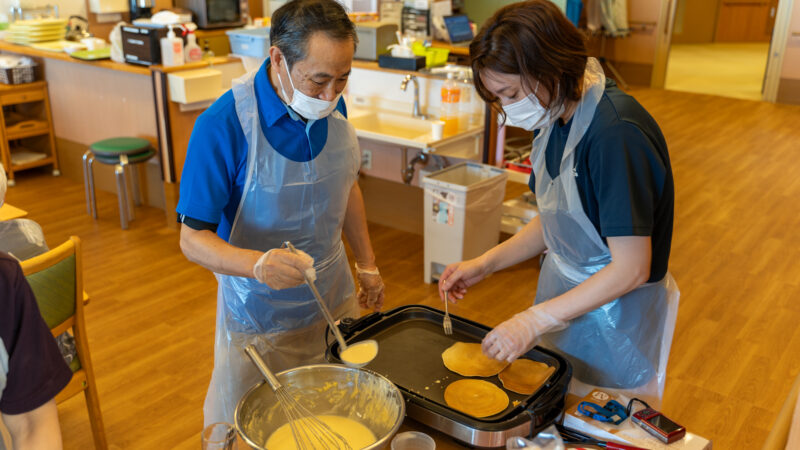 午後のティータイム♪ あらしま苑「さくらユニット」でホットケーキ作り