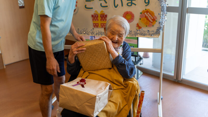 鳥羽豊和苑『なぎさ』でお誕生日会開催！炊き込みご飯で笑顔のひととき