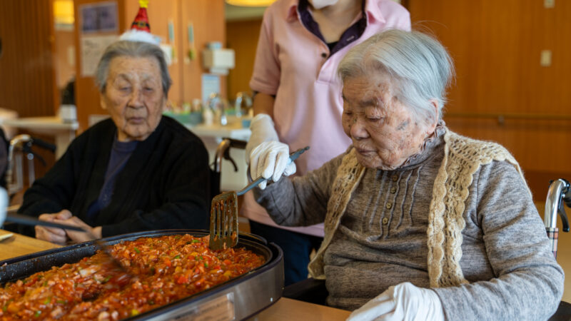 うがた苑のユニット「かもめ」と「はくちょう」で楽しいクリスマス会！みんなで作ったオムライス