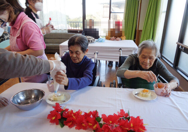 志摩豊和苑の認知棟 ２月誕生日会 おやつデコレーションを開催