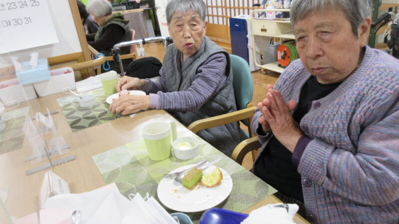 志摩豊和苑デイケア　おやつ３種盛りの行事を行いました