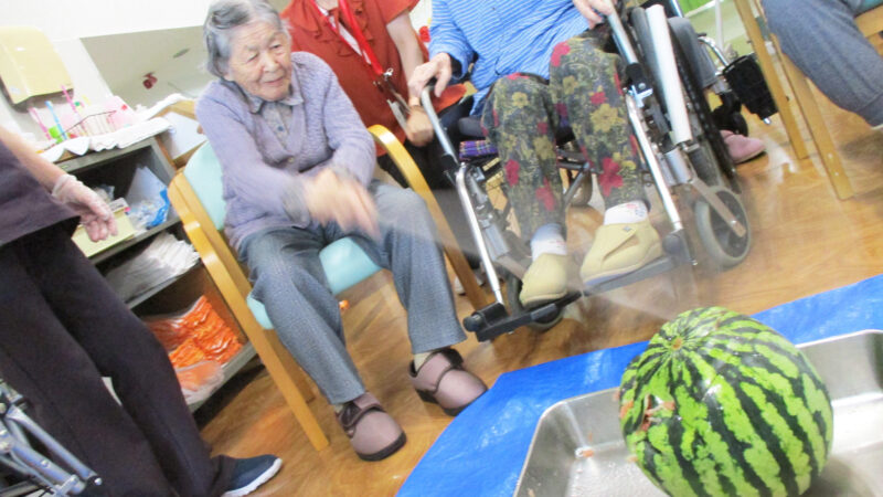 志摩豊和苑の一般棟で『スイカ割り』　を開催いたしました。