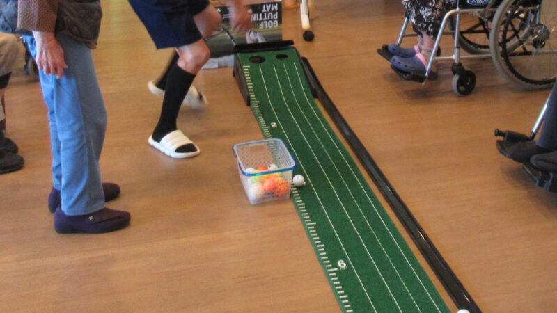 鳥羽豊和苑ユニットでパターゴルフ