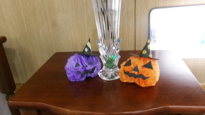 志摩豊和苑でハロウィンの飾りつけをしました。