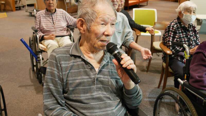 ふたみ苑にてカラオケ喫茶を行いました。