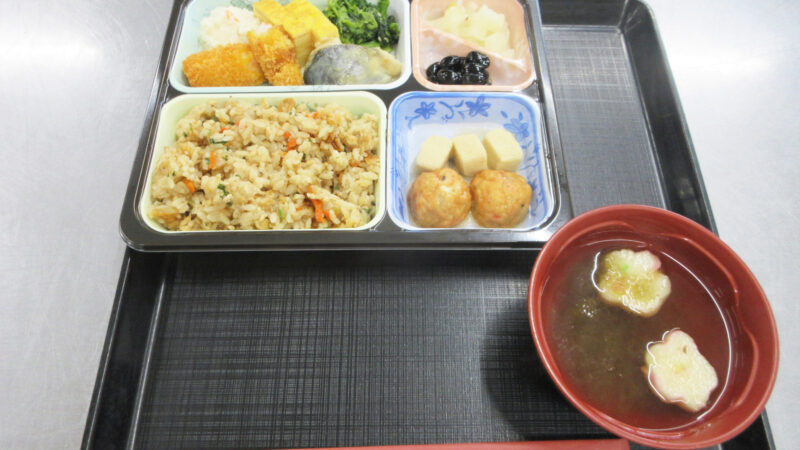 志摩豊和苑の昼食時に『忘年会手作り弁当』の行事食を行いました。