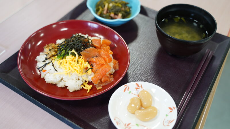 鳥羽豊和苑で海鮮ちらし寿司を振舞いました