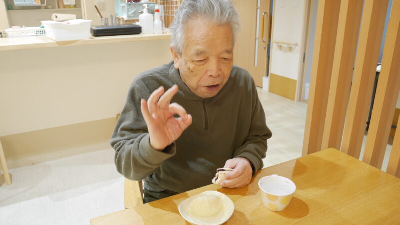 ふたみ苑で肉まん・あんまんが振舞われました