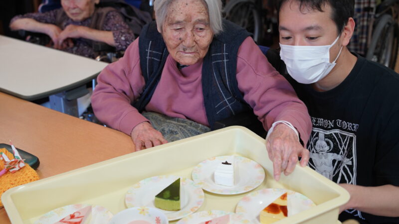 うがた苑で春のおやつバイキング開催致しました